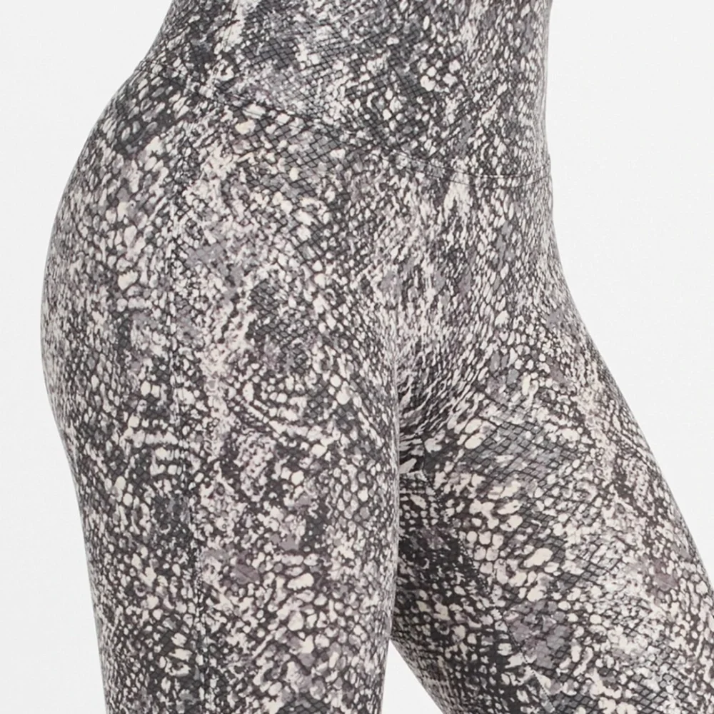SPANX NWT FAUX LEATHER SNAKE SHINE LEGGINGS GRAY WHITE - Picture 3 of 12